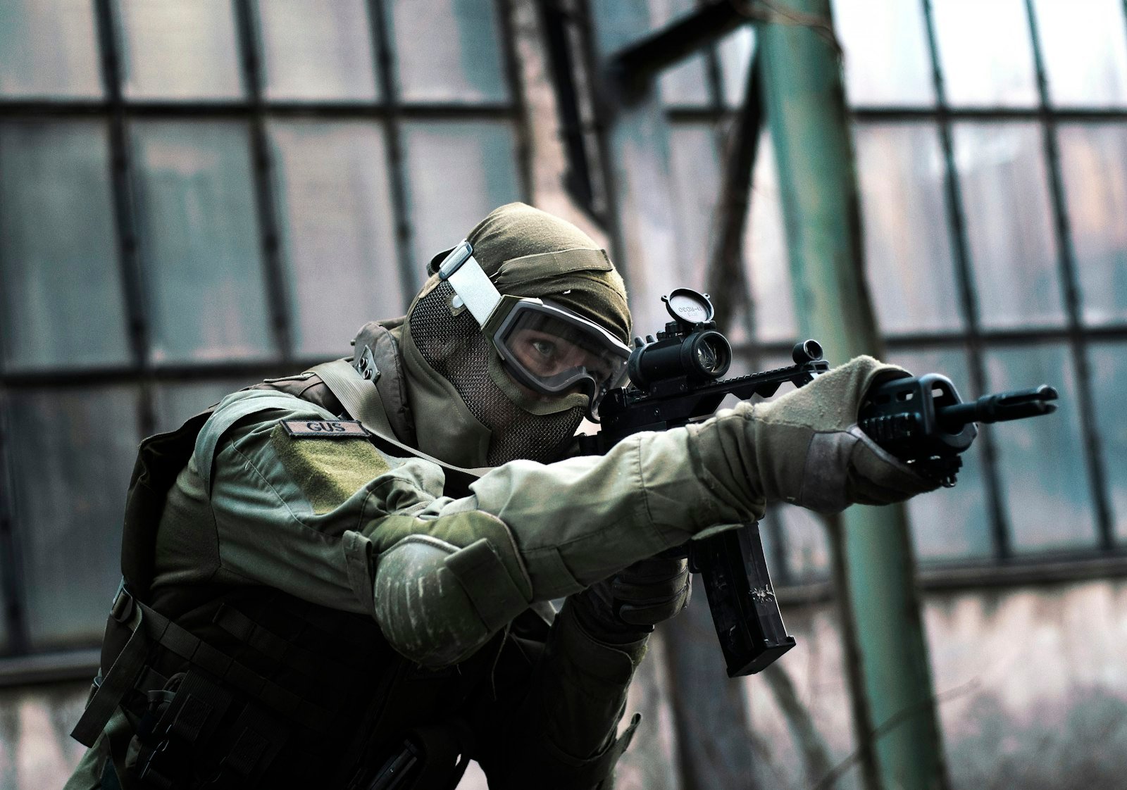 Tactical team training in a mixed-reality environment